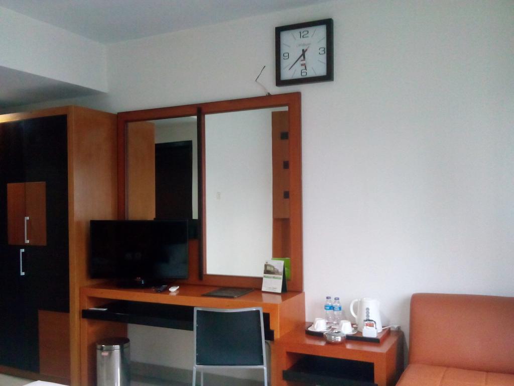 Hotel Grand Karawang Indah Стая снимка