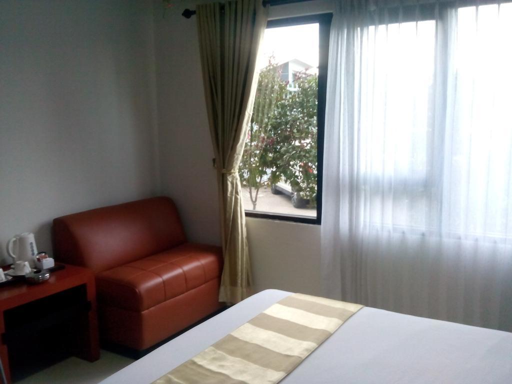 Hotel Grand Karawang Indah Стая снимка