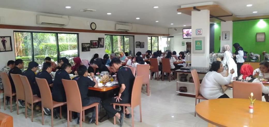 Hotel Grand Karawang Indah Екстериор снимка